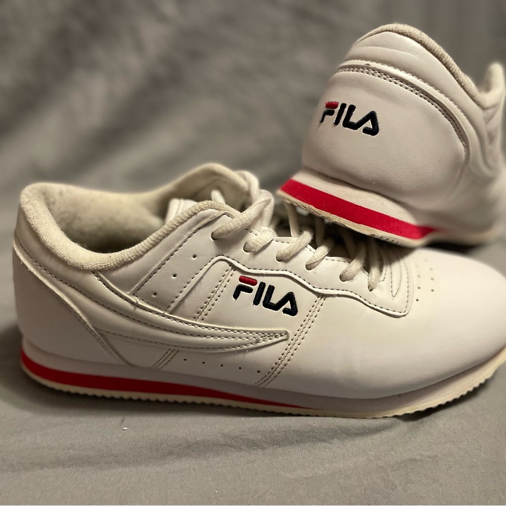 Women’s tennis shoe size 9 
Good Clean condition